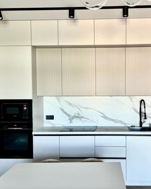 В квартире 2 спальни, кухня - гостиная, техническая комната с гардеробом. 01