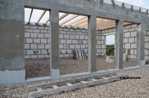 Построен дом с прямой крышей. 02