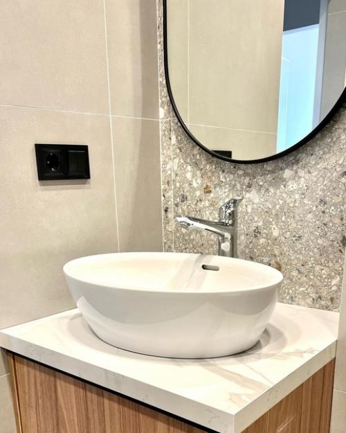 В квартире 2 спальни, кухня - гостиная, техническая комната с гардеробом. 04