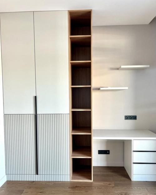 В квартире 2 спальни, кухня - гостиная, техническая комната с гардеробом. 06