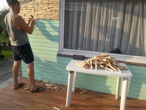 Вашему вниманию наше воплощение идеи отделки стены деревянной мозаикой. 04