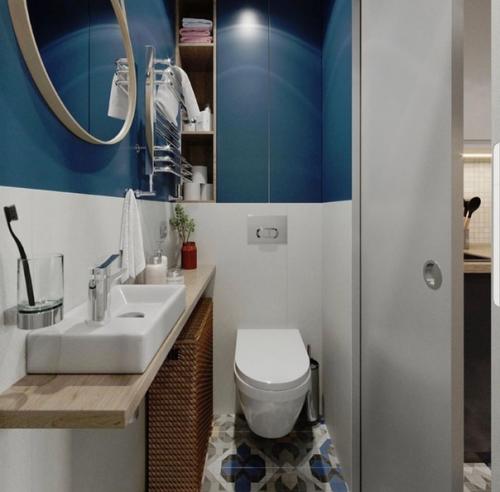Сине - белый интерьер очень компактной ванной комнаты. 03