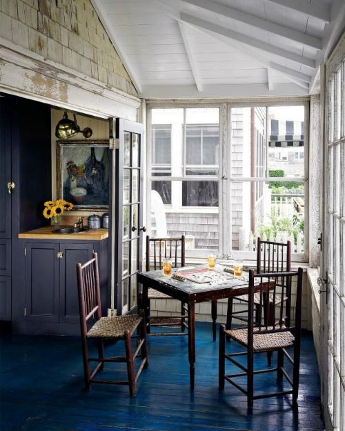 Это гармоничное сочетание смелой цветовой палитры и натуральных материалов, создающих атмосферу стиля, тепла и благородства. 08