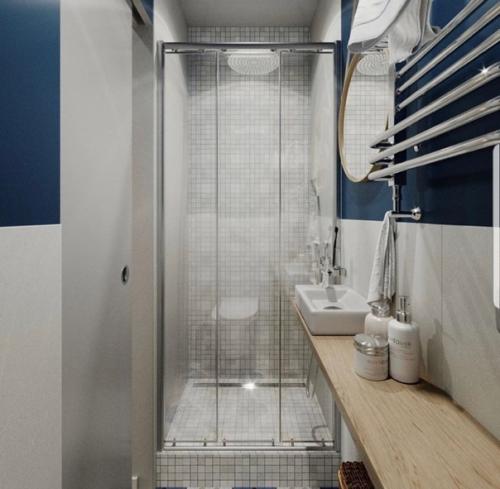 Сине - белый интерьер очень компактной ванной комнаты. 02