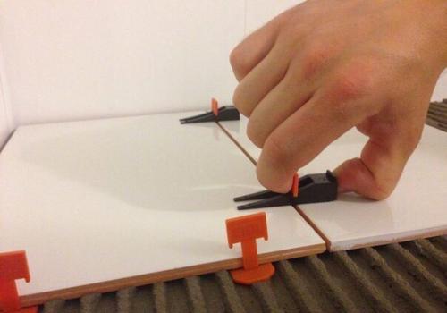 Укладка кафеля с использованием системы выравнивания плитки СВП. 02