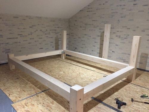 Из остатков бруса, после строительства, еще и кровать получилось сделать! 01