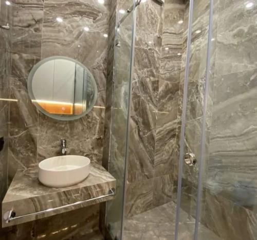 3-х комнатах квартира, площадью 83, 6 квадратных метров. 06