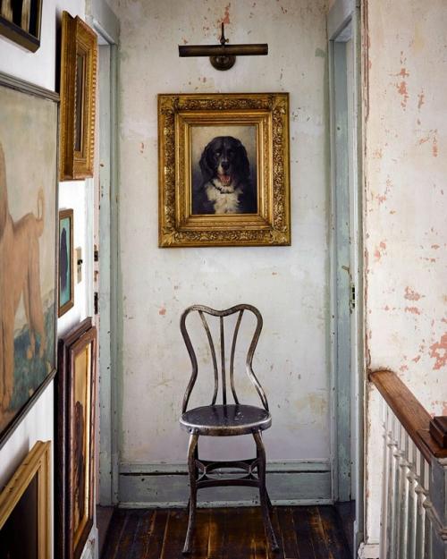 Это гармоничное сочетание смелой цветовой палитры и натуральных материалов, создающих атмосферу стиля, тепла и благородства. 04