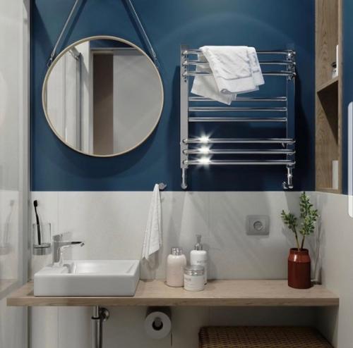 Сине - белый интерьер очень компактной ванной комнаты. 01