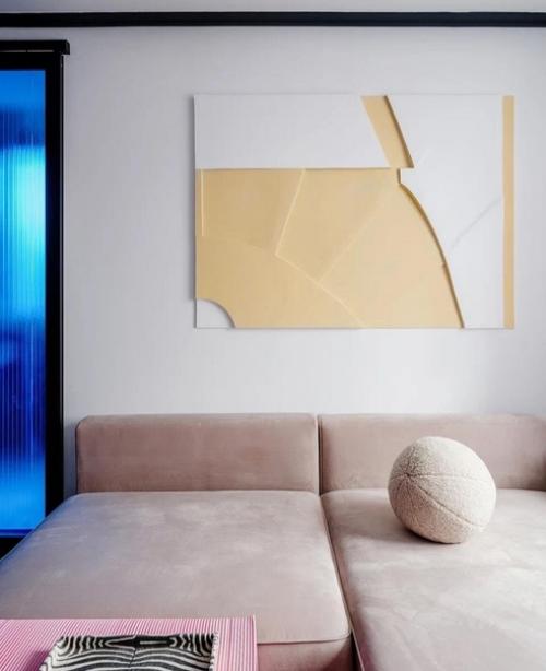 Смелый и достаточно противоречивый вариант отделки квартиры. 03