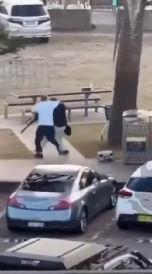 Мужчина голыми руками стрелка на пляже в Австралии обезвредил.

