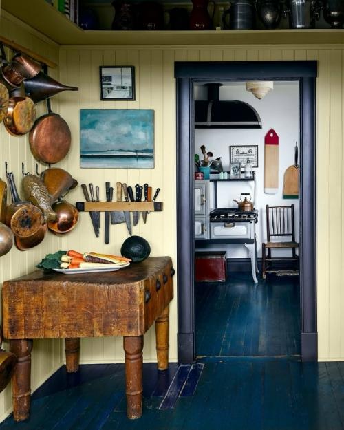 Это гармоничное сочетание смелой цветовой палитры и натуральных материалов, создающих атмосферу стиля, тепла и благородства. 06