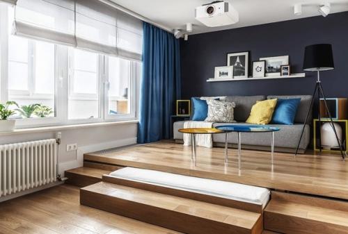 В единственной, 19-метровой, комнате этой квартиры удалось разместить сразу два двуспальных места: раскладной диван и кровать. 02