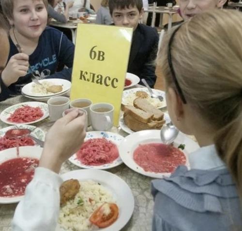 В школьной столовой произошла сенсация, которая разделила город на два враждующих лагеря. 01