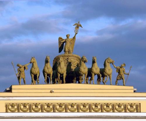 Самые красивые скульптуры на крышах и фасадах зданий Петербурга. 03