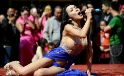 Китаянка решила отомстить своему бывшему мужу за измену. 05