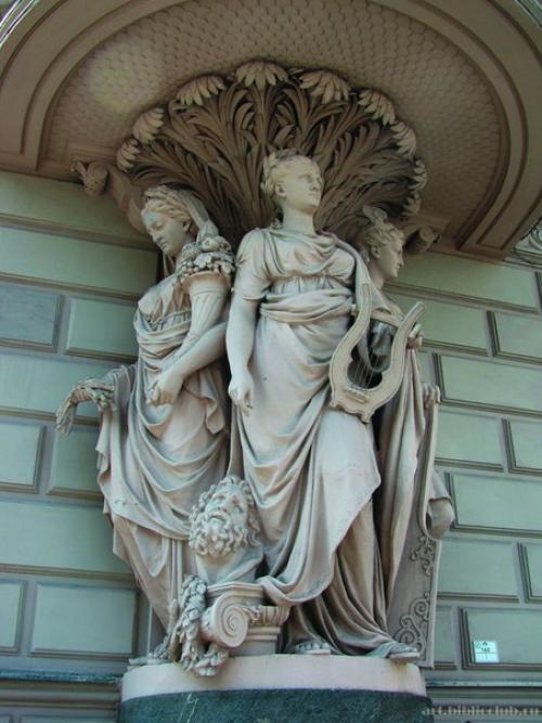 Самые красивые скульптуры на крышах и фасадах зданий Петербурга. 01