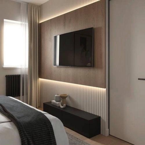 Современный интерьер спальни, который прекрасно вписывается в небольшую площадь комнаты, не перегружает пространство. 04