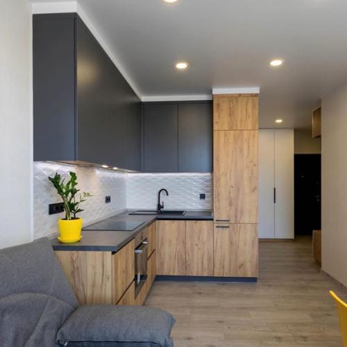 Кухня - гостиная после ремонта, но акцент сделали на гарнитуре. 02