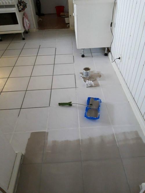 Обновить интерьер, не прибегая к сложному ремонту и большим затратам, вполне возможно, если использовать покраску плитки. 02