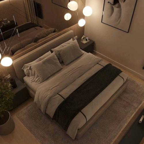 Современный интерьер спальни, который прекрасно вписывается в небольшую площадь комнаты, не перегружает пространство. 01