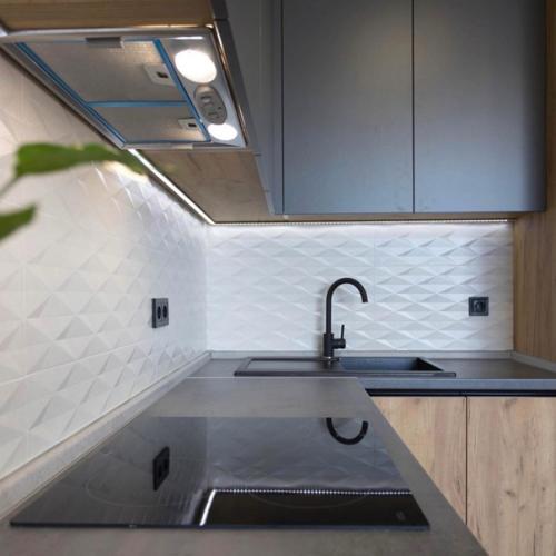 Кухня - гостиная после ремонта, но акцент сделали на гарнитуре. 06