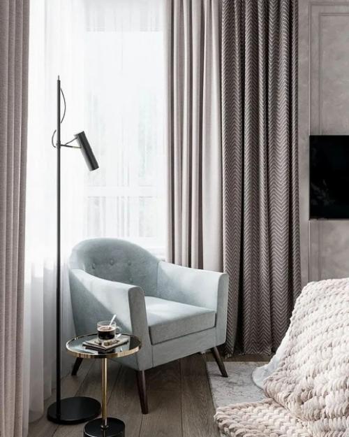 Интерьер просторной спальни с ярким изголовьем в виде панно. 04