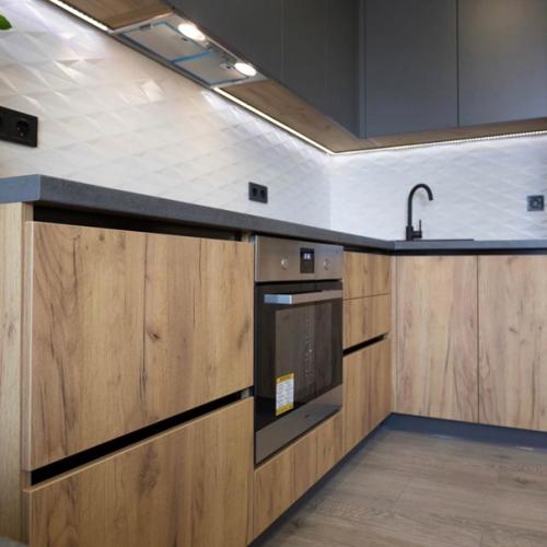 Кухня - гостиная после ремонта, но акцент сделали на гарнитуре. 07