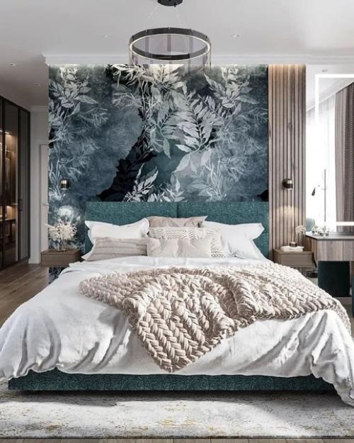 Интерьер просторной спальни с ярким изголовьем в виде панно. 01