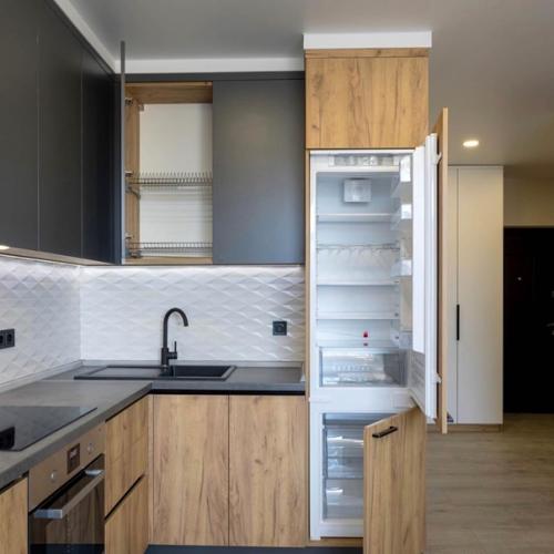 Кухня - гостиная после ремонта, но акцент сделали на гарнитуре. 03