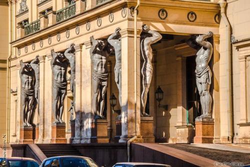 Самые красивые скульптуры на крышах и фасадах зданий Петербурга. 05