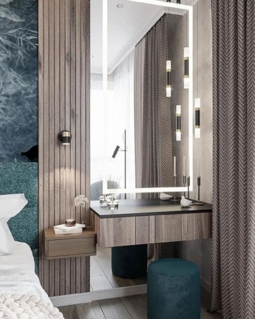 Интерьер просторной спальни с ярким изголовьем в виде панно. 03