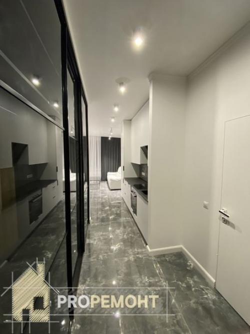 Стильная квартира после ремонта в черно-белых тонах 54 кв. 01