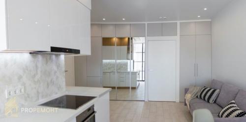 Квартира просторная, очень уютная, светлая, выполнен дизайнерский ремонт. 02