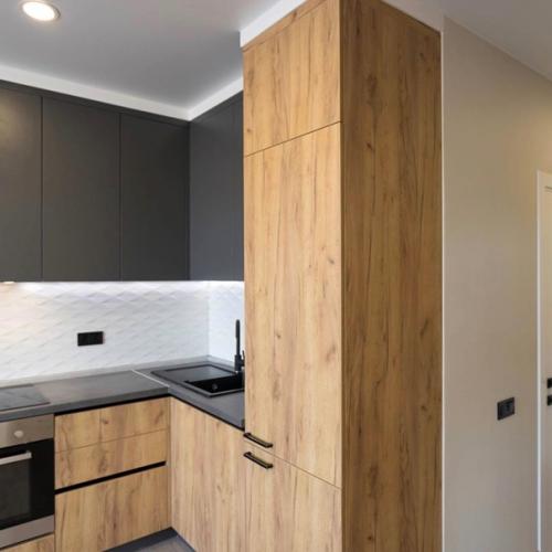 Кухня - гостиная после ремонта, но акцент сделали на гарнитуре. 08