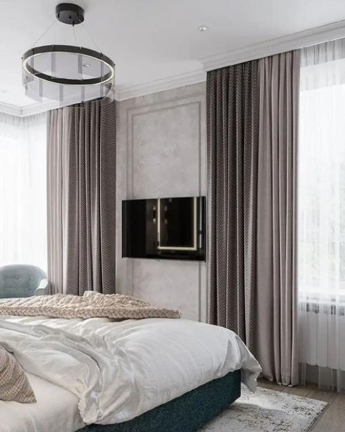 Интерьер просторной спальни с ярким изголовьем в виде панно. 02