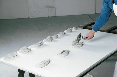 Гипсокартон давно стал одним из самых популярных материалов для выравнивания стен и создания ровных поверхностей в помещениях. 01