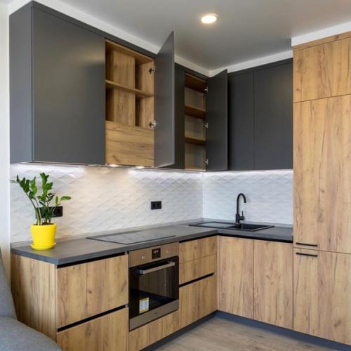 Кухня - гостиная после ремонта, но акцент сделали на гарнитуре. 04