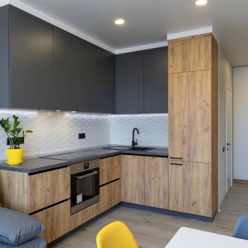 Кухня - гостиная после ремонта, но акцент сделали на гарнитуре. 01