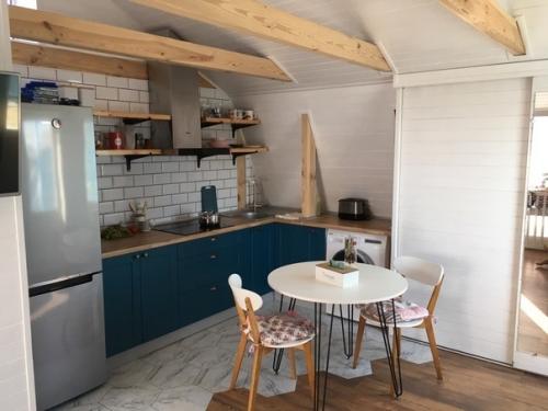 Студия на мансарде.  Над дизайном сидел сам, реализация самостоятельно без помощников. 01