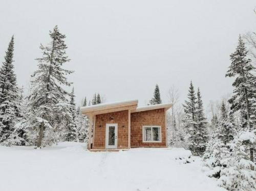 Загородный мини - дом выполнен в формате продуманного и качественного ремонта, ориентированного на комфортный отдых на природе.  