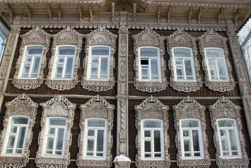 Деревянное кружево - тончайшая резьба, украшающая дома XIX века на улицах Томска. 03