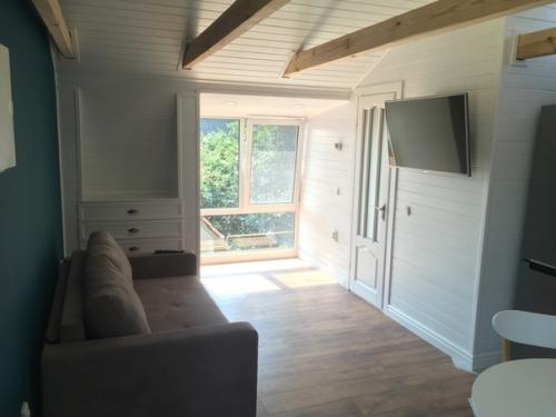 Студия на мансарде.  Над дизайном сидел сам, реализация самостоятельно без помощников. 05