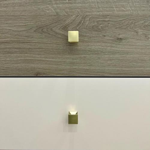 Рабочая зона у окна, совмещённая со шкафом под детскую одежду в стиле модерн. 07