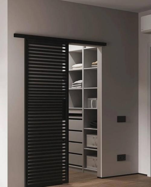 Интерьер спальни отражает стиль и предпочтения владельцев, создавая уютную обстановку для отдыха и релаксации. 05