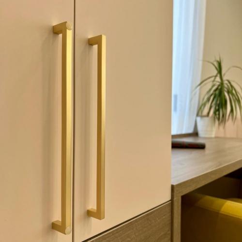 Рабочая зона у окна, совмещённая со шкафом под детскую одежду в стиле модерн. 05