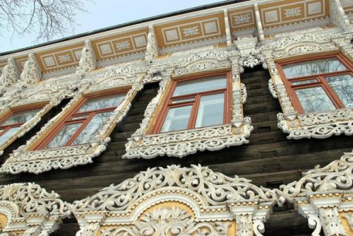 Деревянное кружево - тончайшая резьба, украшающая дома XIX века на улицах Томска. 02