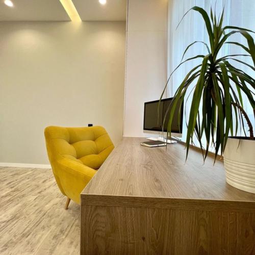 Рабочая зона у окна, совмещённая со шкафом под детскую одежду в стиле модерн. 03