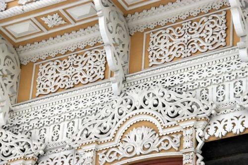 Деревянное кружево - тончайшая резьба, украшающая дома XIX века на улицах Томска. 04