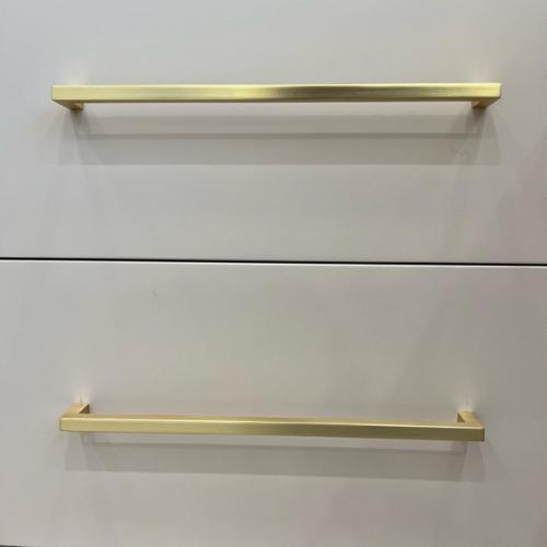 Рабочая зона у окна, совмещённая со шкафом под детскую одежду в стиле модерн. 06